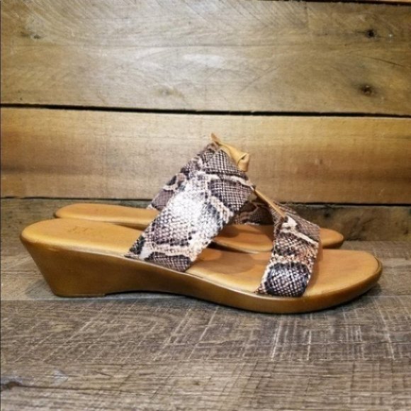 Italian Shoemakers Shoes - NEW Italian Shoemakers Lany Wedge Sandal